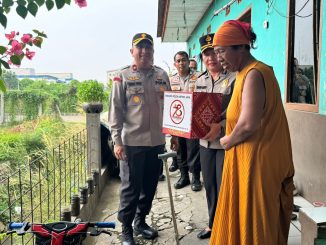 Aksi Polsek Cikarang Barat Dalam Bagikan Bantuan Sosial